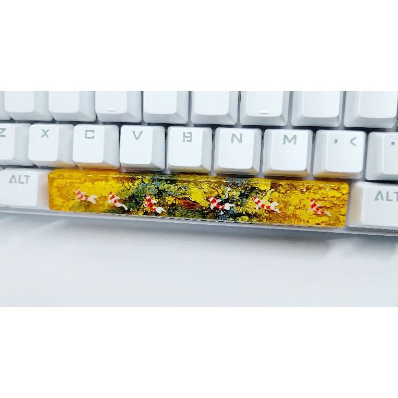 Keycap artisan cá koi thanh space bar tone vàng đen trang trí bàn phím cơ gaming.
