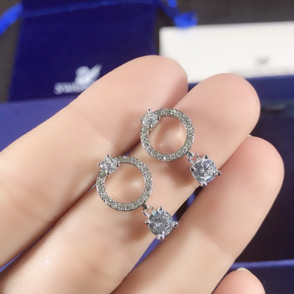 Khuyên tai mặt nhẫn tròn cuốn hút Swarovski