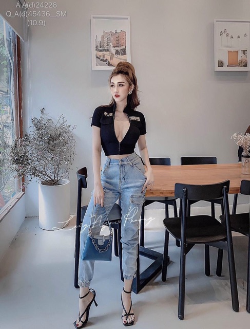 Áo croptop khoá ngực logo thêu