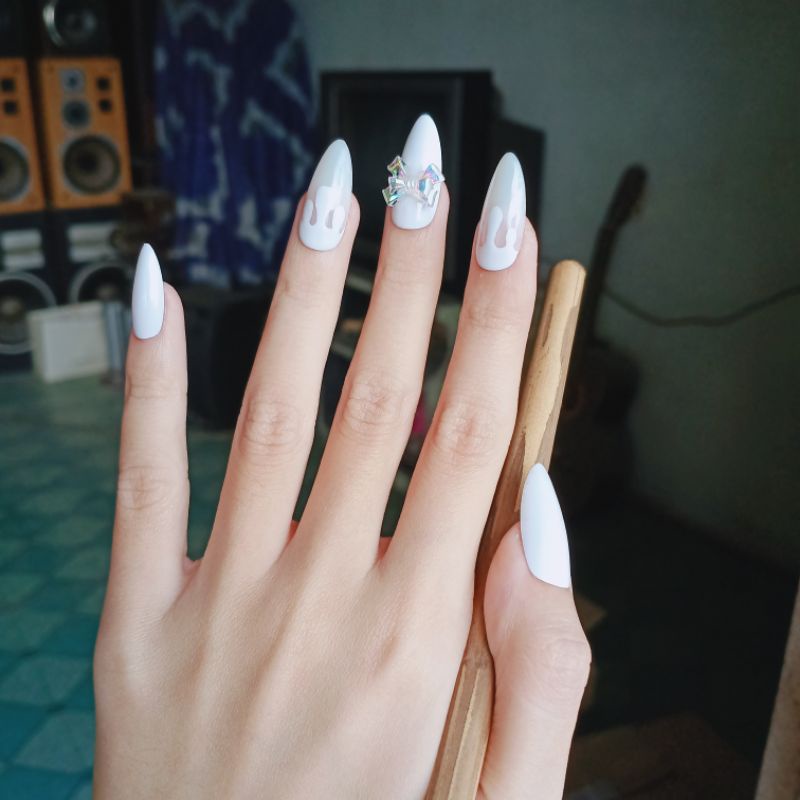 Nail box màu trắng tôn da cá tính