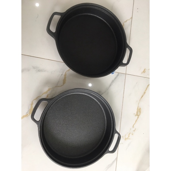 Chảo Gang Tôi Dầu Sẵn, chảo 2 quai dày nấu bếp từ 22cm , chảo chống dính tự nhiên