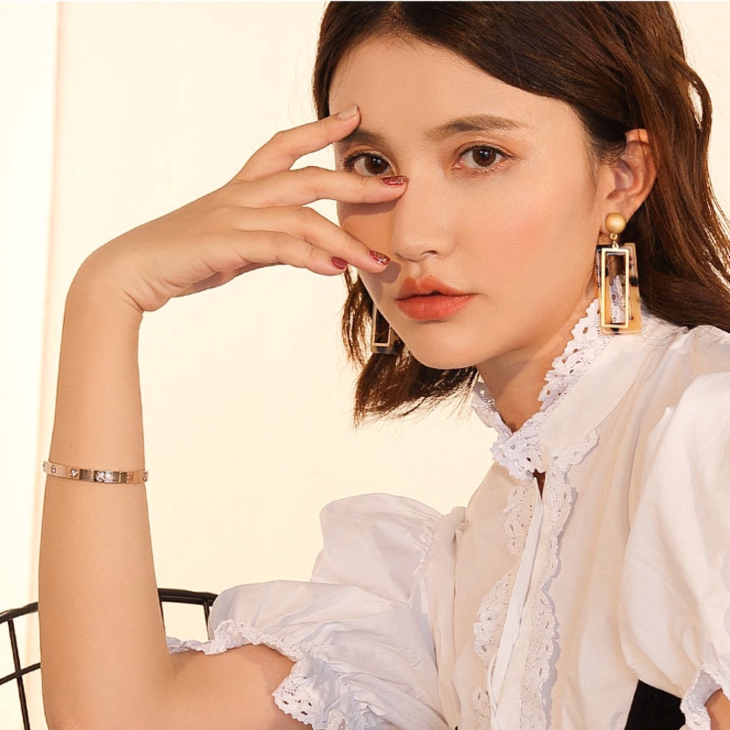 Vòng đeo tay bằng thép titan 18K đính kim cương phong cách thanh lịch dành cho nữ