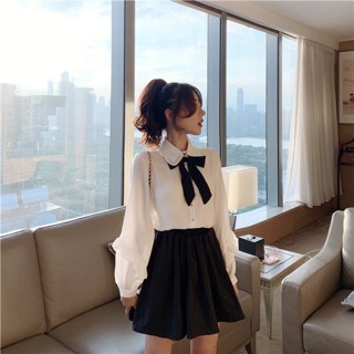Áo sơ mi trắng thắt nơ mỏng sẵn