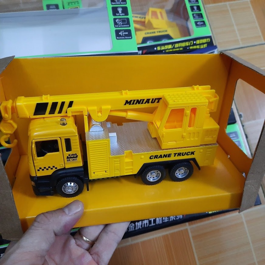 Xe ô tô có cẩu móc tỉ lệ 1:50  xe bằng hợp kim nhựa  xe mở được cửa có âm thanh và đèn
