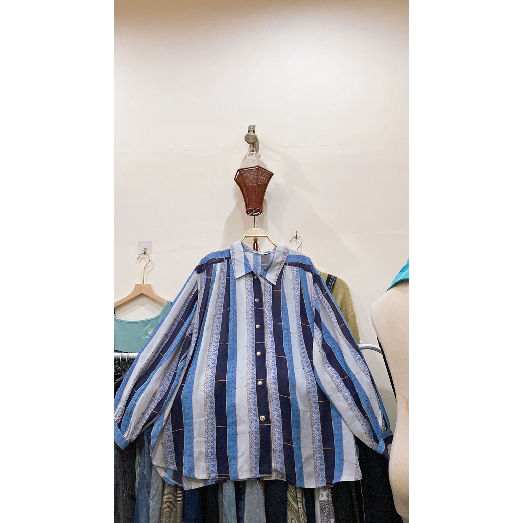 Áo sơ mi vintage Nhật form rộng freesize nút vàng họa tiết quý tộc màu xanh dương 2hand giá rẻ