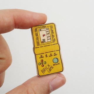 Huy Hiệu Cài Áo Gỗ Tuổi thơ Đồ chơi Máy xếp gạch Vàng PN040