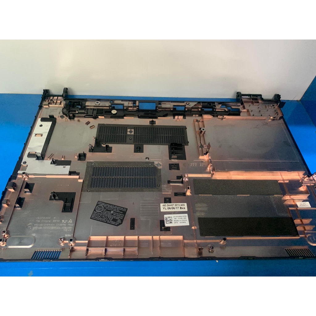 Vỏ mặt d laptop dell 3567 gẫy 3 chân ốc