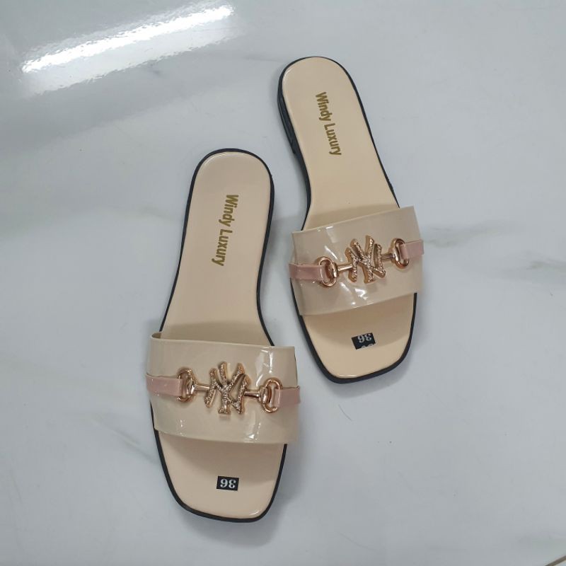 Dép quai ngang kem nữ.