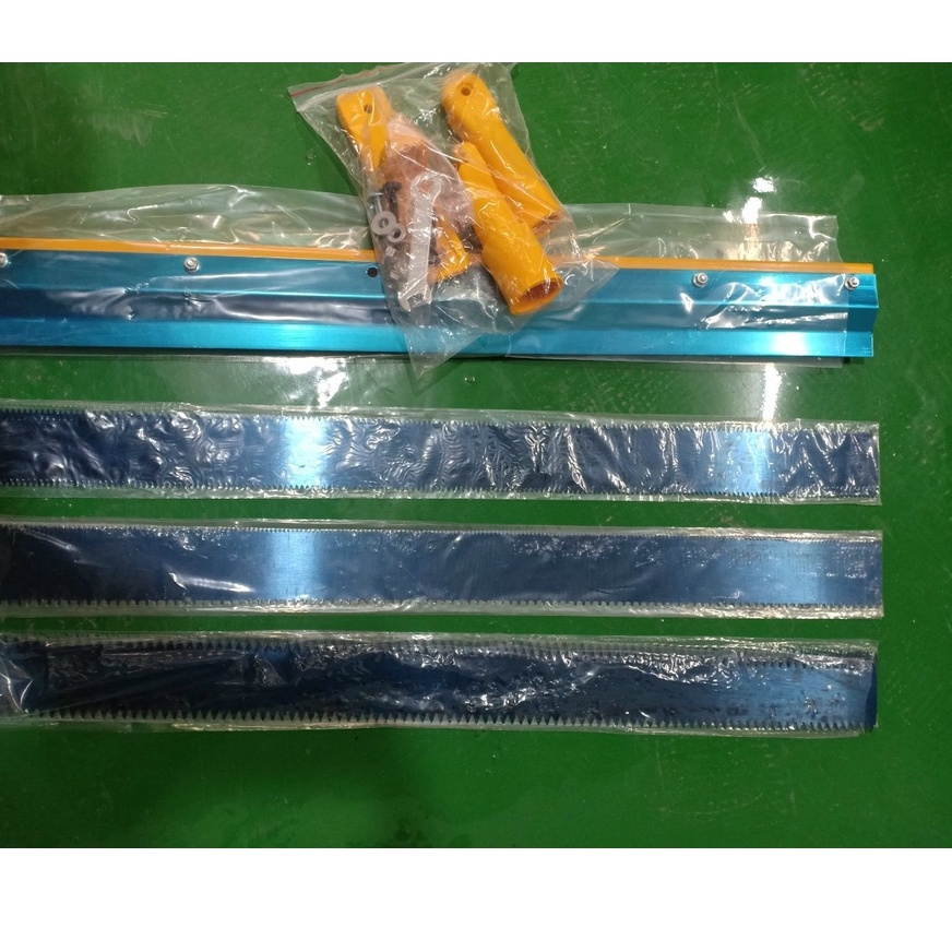 Bàn cào sơn Epoxy tự san, gạt sơn Epoxy bằng thép . KT Dài 56cm x cao 10 cm x dày 3cm. Lược thay thế 0,1, 2,3,4,5mm