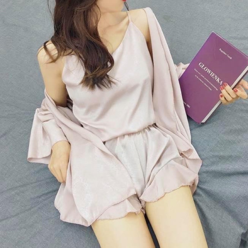 Set bộ đồ ngủ áo hai dây kiểu lụa satin phi bóng và quần ngắn trơn kèm áo khoác choàng nữ - Order taobao quảng châu