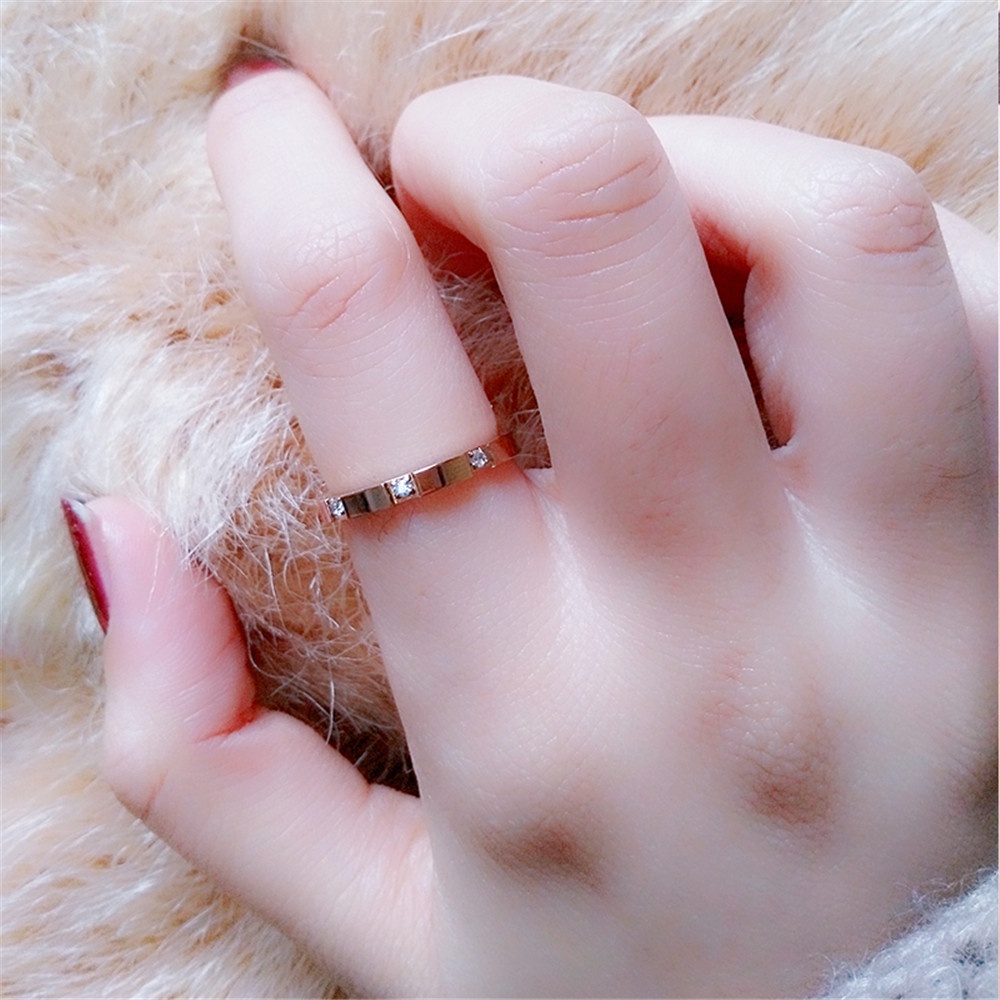 1 nhẫn đeo tay kim loại thiết kế đơn giản cho nữ