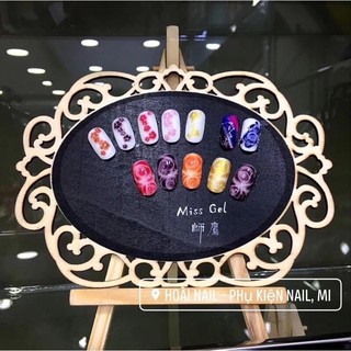 khung gỗ bày mẫu móng nail