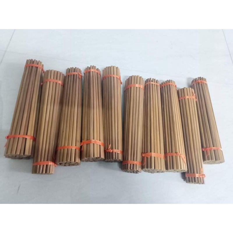 10 đôi đũa tre vót thủ công.