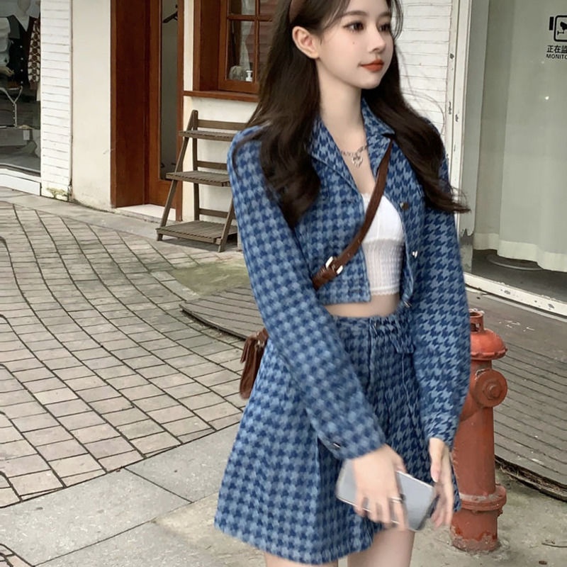 Set áo khoác + chân váy lưng cao + áo vest ngắn màu xanh dương cổ điển
