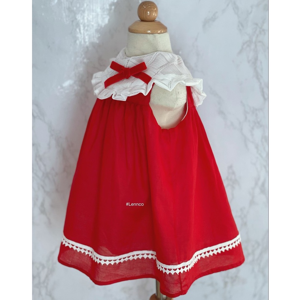 Đầm đỏ cổ ren trắng đính nơ bé gái_Lennco