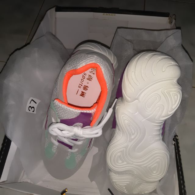 Giày sneaker