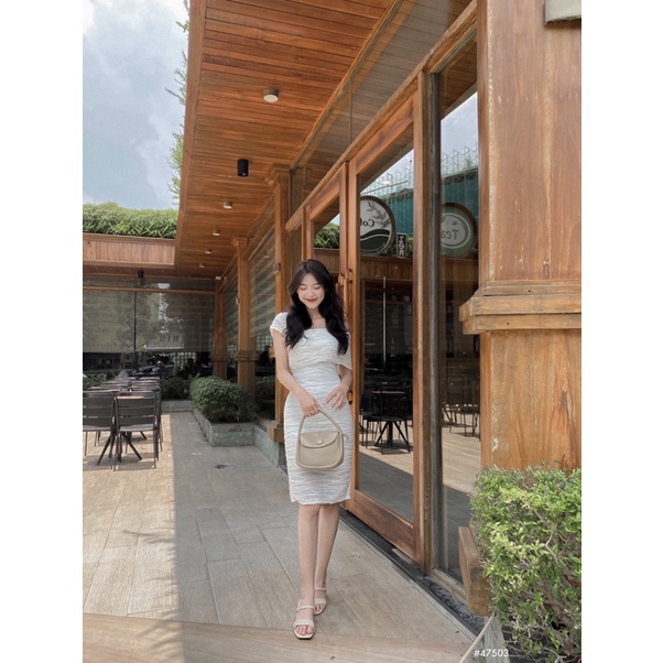 Đầm body lệch vai gợn sóng