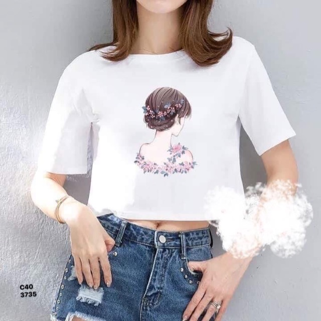 Áo croptop cô gái bện tóc và hở vai