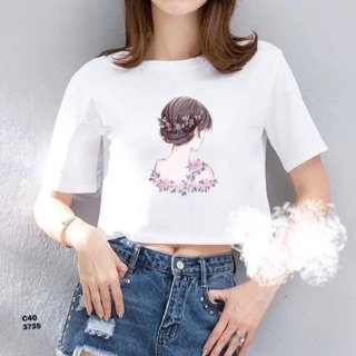 Áo croptop cô gái bện tóc và hở vai