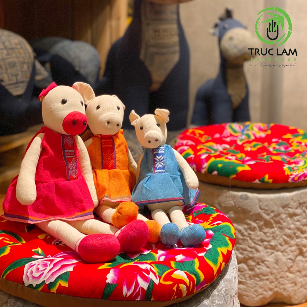 Đồ Chơi Thú Nhồi Bông Hình Con Lợn Chân Dài Mặc Váy Thổ Cẩm Dệt Tay Size L Cao Cấp Cho Bé – Trúc Lâm Handmade