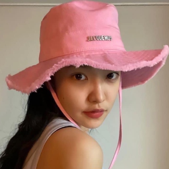 Nón tai bèo JACQUEMUS đi biển chống nắng có dây đeo và dập logo nổi JACQUEMUS - Kiểu dáng nón bucket đi biển sang chảnh