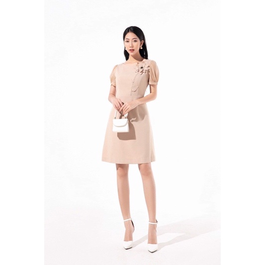Đầm be NEM hoa ngực size 2