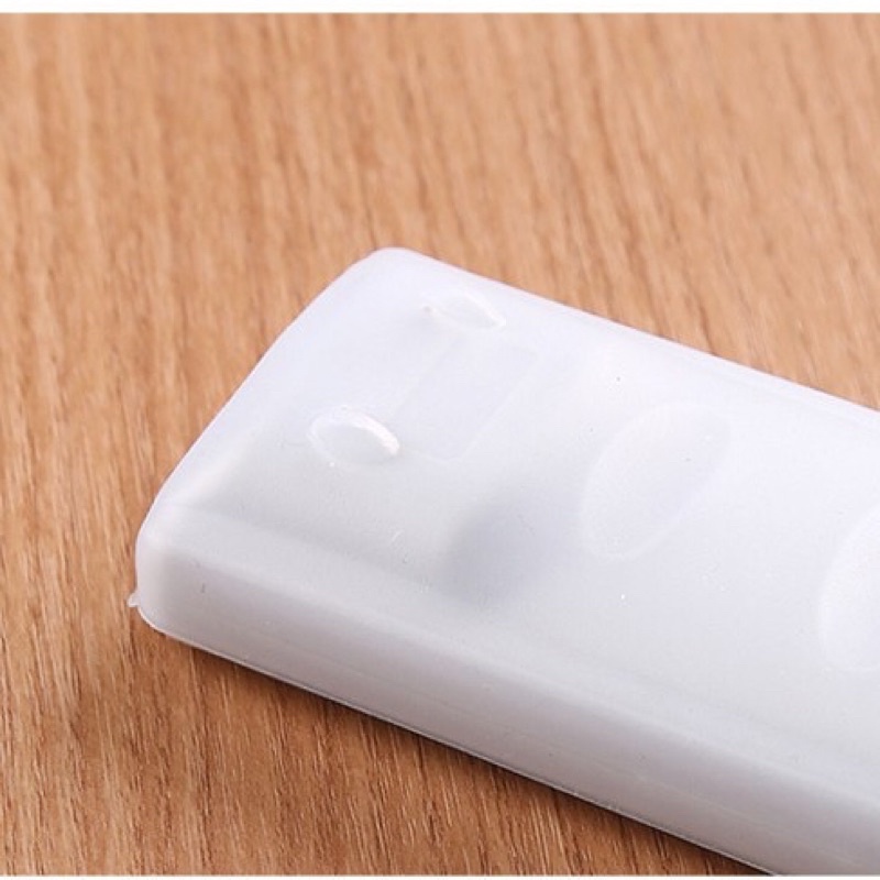 Bọc remote tivi bằng nhựa dẻo ôm sát có khe hở thay pin tiện lợi