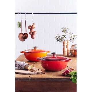 (Hàng Đức) Nồi gang Le Creuset La Marmite Signature 26 cm hai màu đỏ anh đào và màu cam