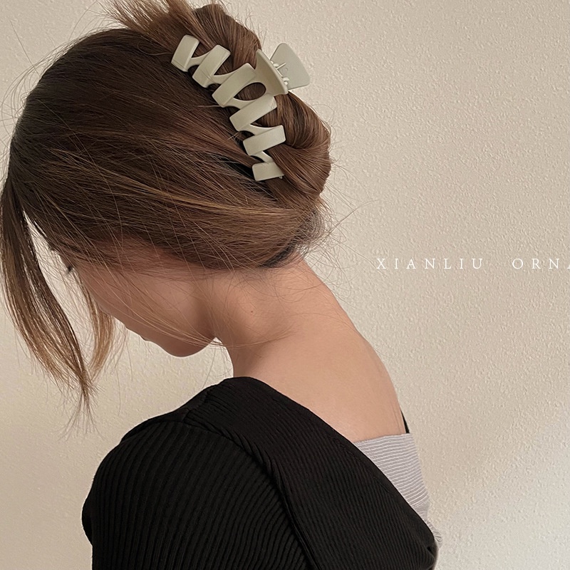 Kẹp Tóc Hình Cá Mập Rỗng Lớn Màu Đỏ Mới Cho Nữ