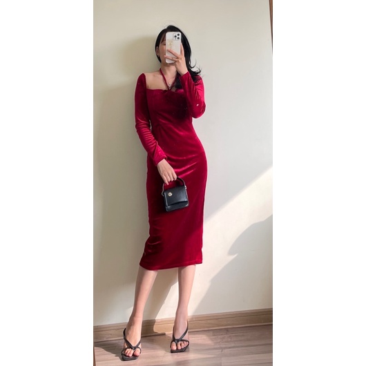 Váy body dài qua gối