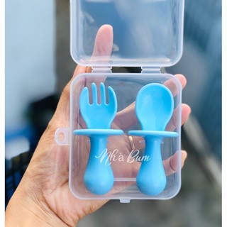 Thìa nĩa cán ngắn cho bé - Có hộp - Thìa nĩa tập xúc