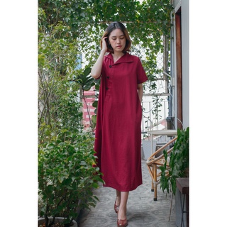 Chicka Chicka - Đầm suông cổ chi tiết dáng dài màu đỏ