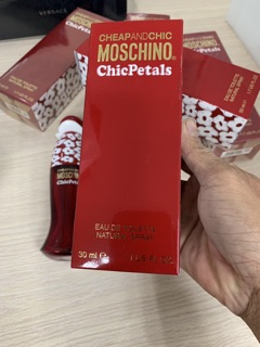 Nước hoa moschino chicpetals 30ml (mất bao kiếng)