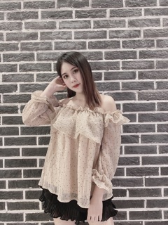 Áo bèo trễ vai chấm bi mặc được 2 kiểu