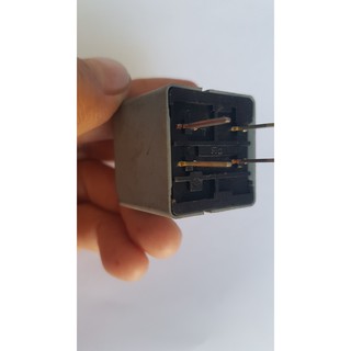 Relay 4 chân trong hộp cầu chì Daewoo 12V - hàng tháo xe
