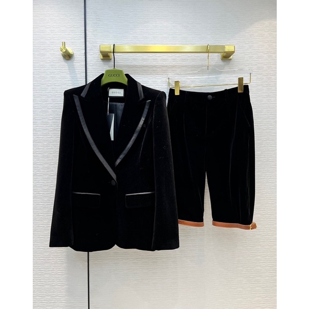 Bộ vest cưỡi ngựa cho nữ gồm áo vest nhung và quần ngố ống bó thương hiệu thời trang cao cấp Gucci GC
