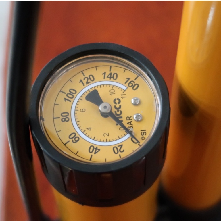 Bơm tay cao cấp có đồng hồ đo áp suất INGCO MPP3811