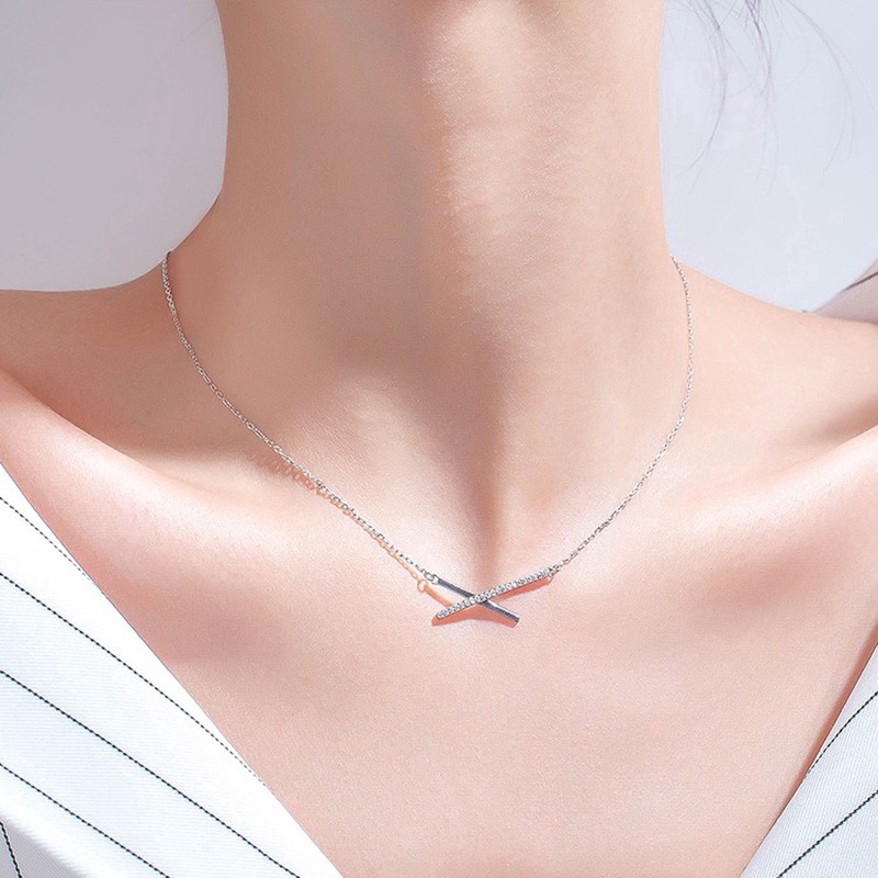 Dây chuyền hình chữ X làm nổi bật xương cổ dành cho nữ