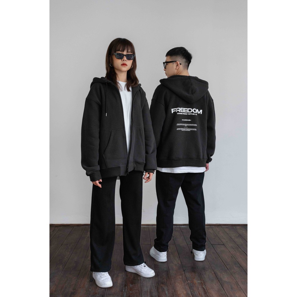 ÁO KHOÁC NÓN TRƠN IN CHỮ SAU LƯNG CHUBBIE một màu đen duy nhất - CHUBBIE FREEDOM HOODIE ZIP