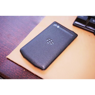 Miếng dán da skin BlackBerry 9983 - Da bò dập vân hạt nhỏ màu đen