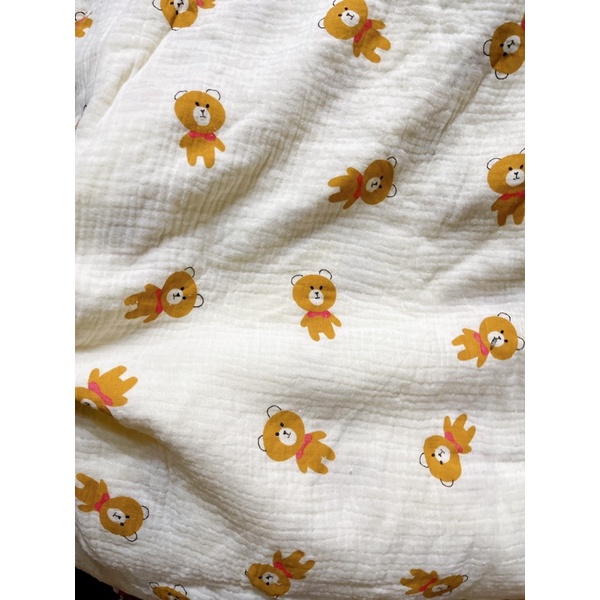 vải xô 2 lớp hình con gấu quàng khăn đỏ mềm và thấm hút tốt