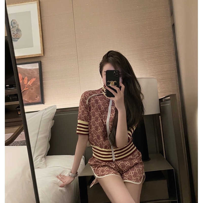 bộ hè nữ in logo quần short mỏng + áo ngắn tay khoá kéo gucci gC Gg