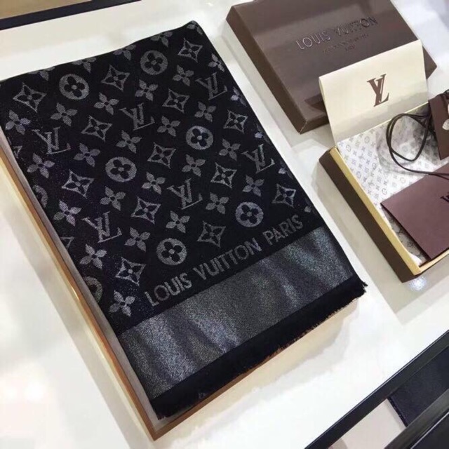 Khăn Vuông Lv đen nhũ bạc