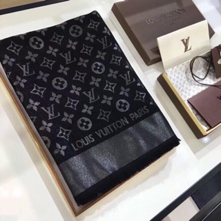 Khăn Vuông Lv đen nhũ bạc