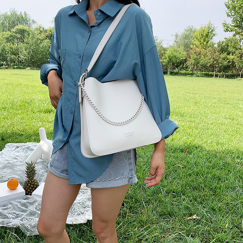 [CHỈ CÒN TRẮNG] Túi tote da dây xích cùng màu tặng kèm ví P030 | BigBuy360 - bigbuy360.vn