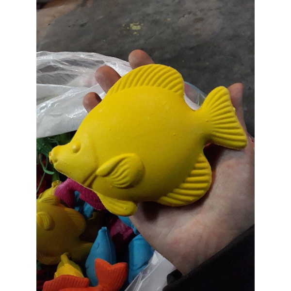 1 kg cá nhựa cho bé loại đã bắt vít sẵn  , có cần câu máy.