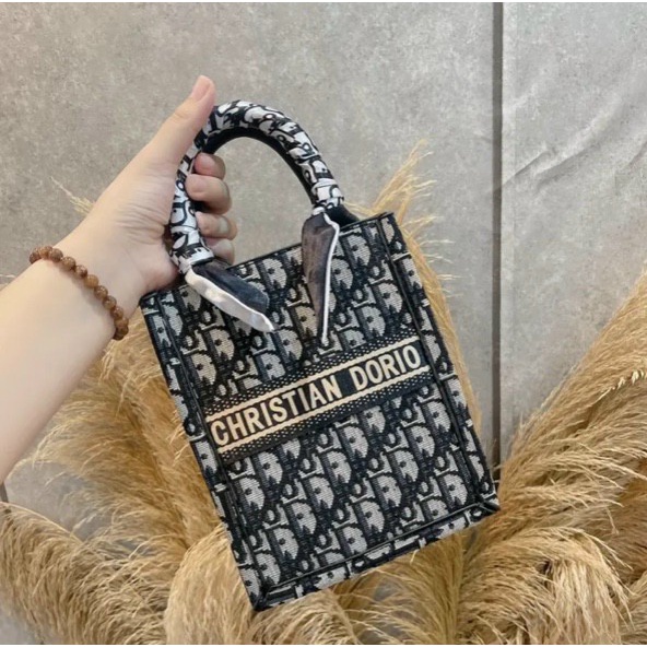 Túi xách nữ đeo chéo dáng hộp kiểu đứng họa tiết chữ D cực đẹp Capucha T178