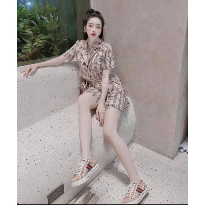 Set áo croptop và chân váy xếp ly xòe ngắn trên gối, chất liệu vải lụa họa tiết sọc mềm mịn, free size 43kg-55kg
