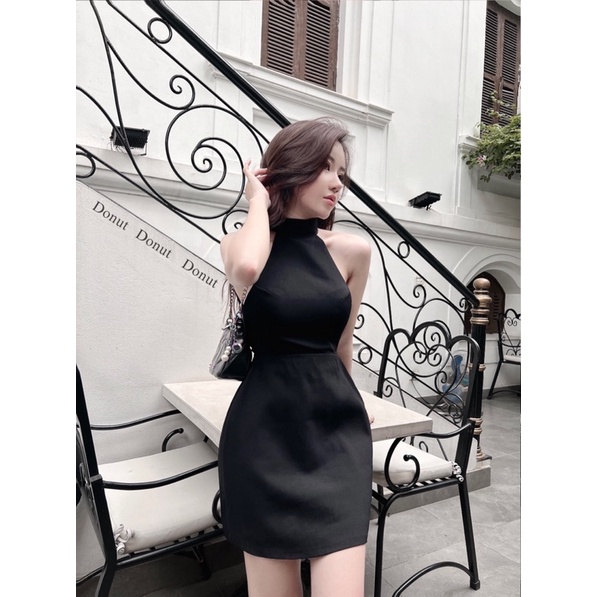 Váy yếm đen ngắn khoét lưng