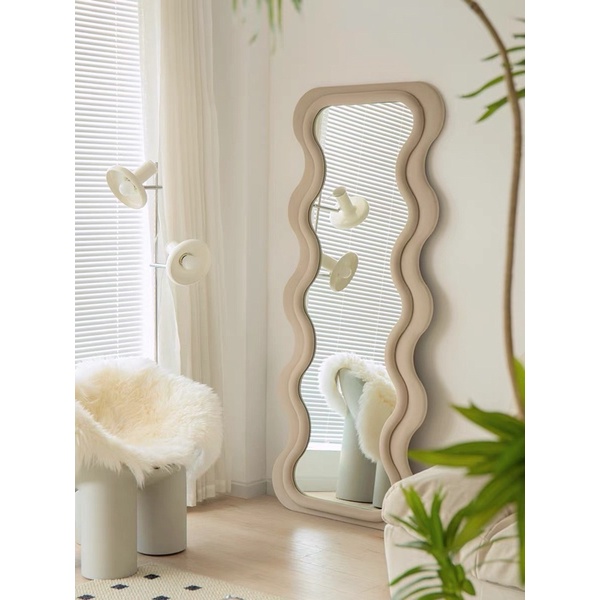 Gương sàn Waving mirror trang trí phòng khách, studio, quán cafe phong cách hiện đại tối giản